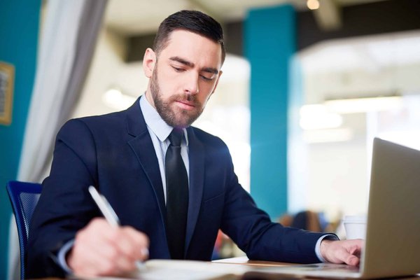 Les avantages méconnus d'un courtier en électricité pour optimiser votre revenu