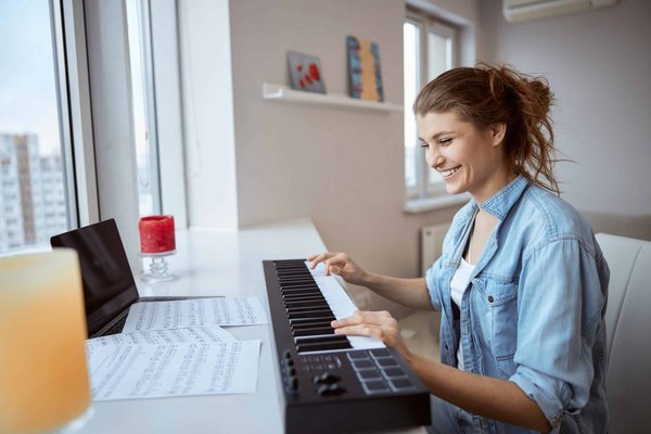 Le piano bébé pour l'épanouissement sensoriel