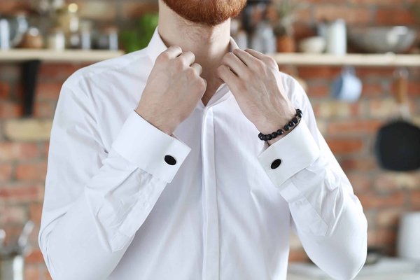 Bracelets pour homme : les bijoux à absolument associer à vos tenues