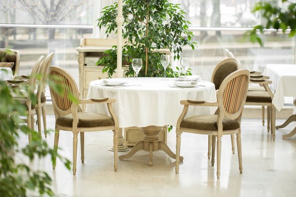 Chaise restaurant modèle etoile Bordeaux : confort et élégance